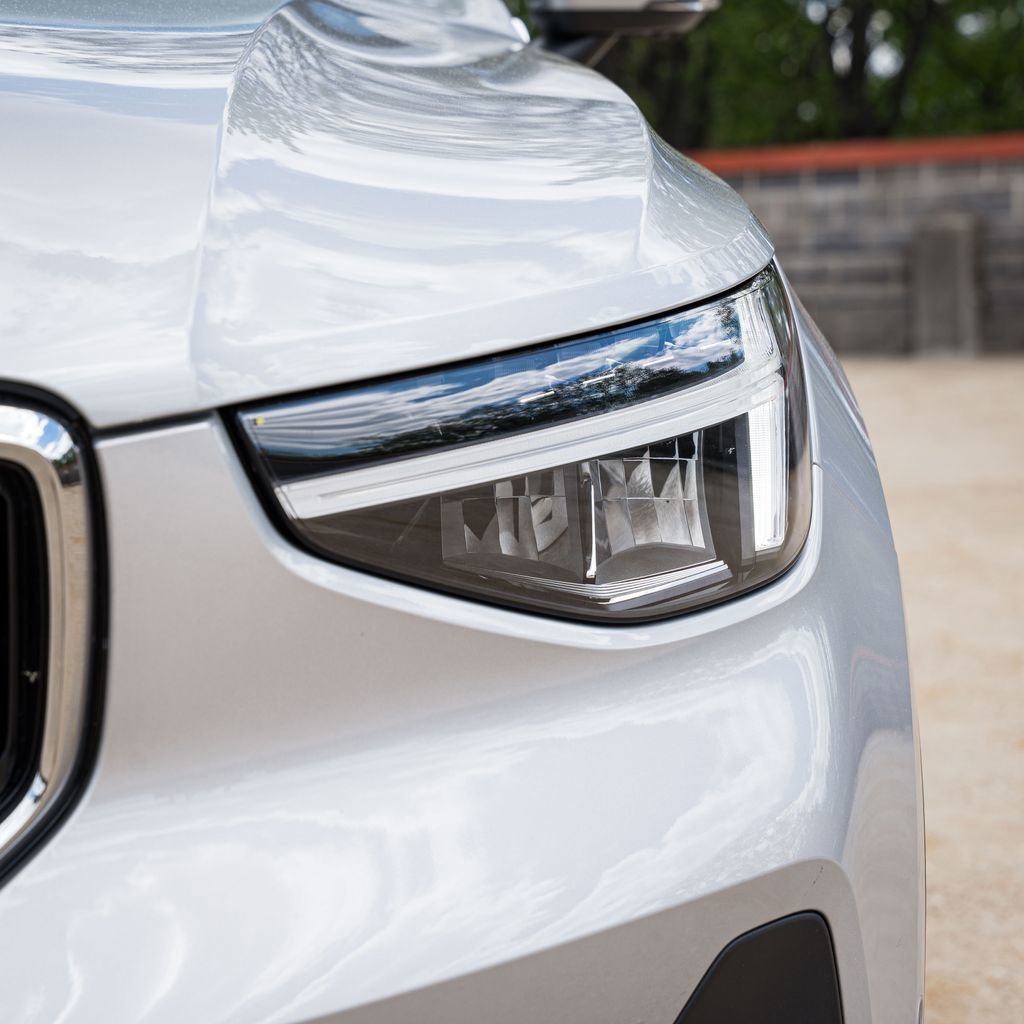Certified 2025 Volvo XC40 B5 Plus image 3