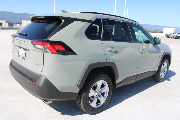 Used 2020 Toyota RAV4 XLE AWD/4WD image 3