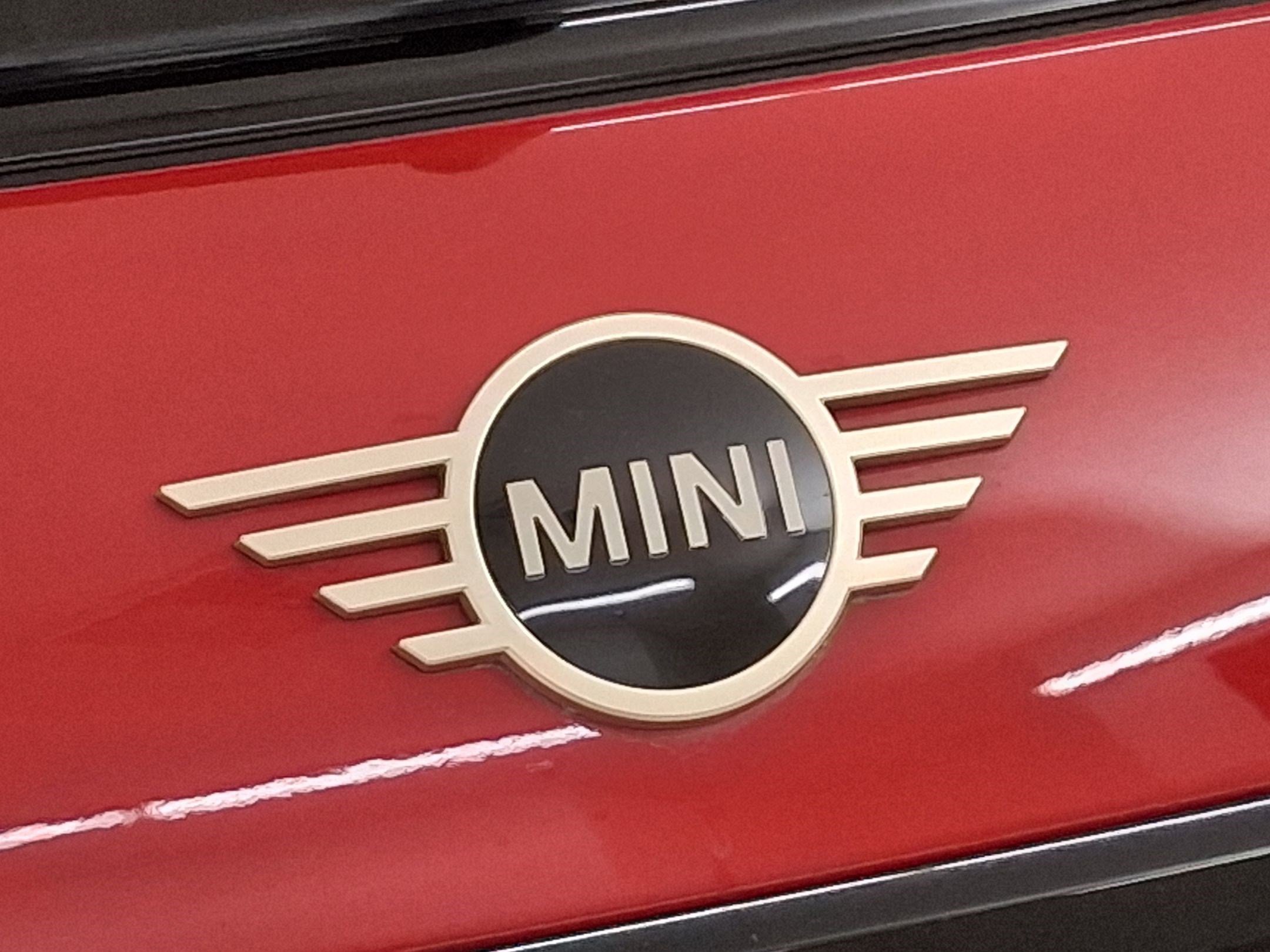 Used 2025 MINI Cooper 2-Door Hardtop image 18