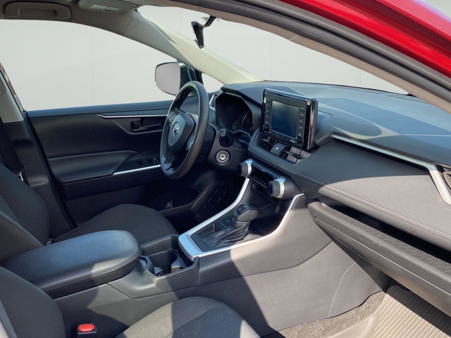 Used 2021 Toyota RAV4 LE image 8