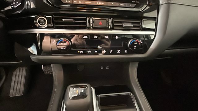 Used 2024 Nissan Pathfinder SV AWD/4WD image 23
