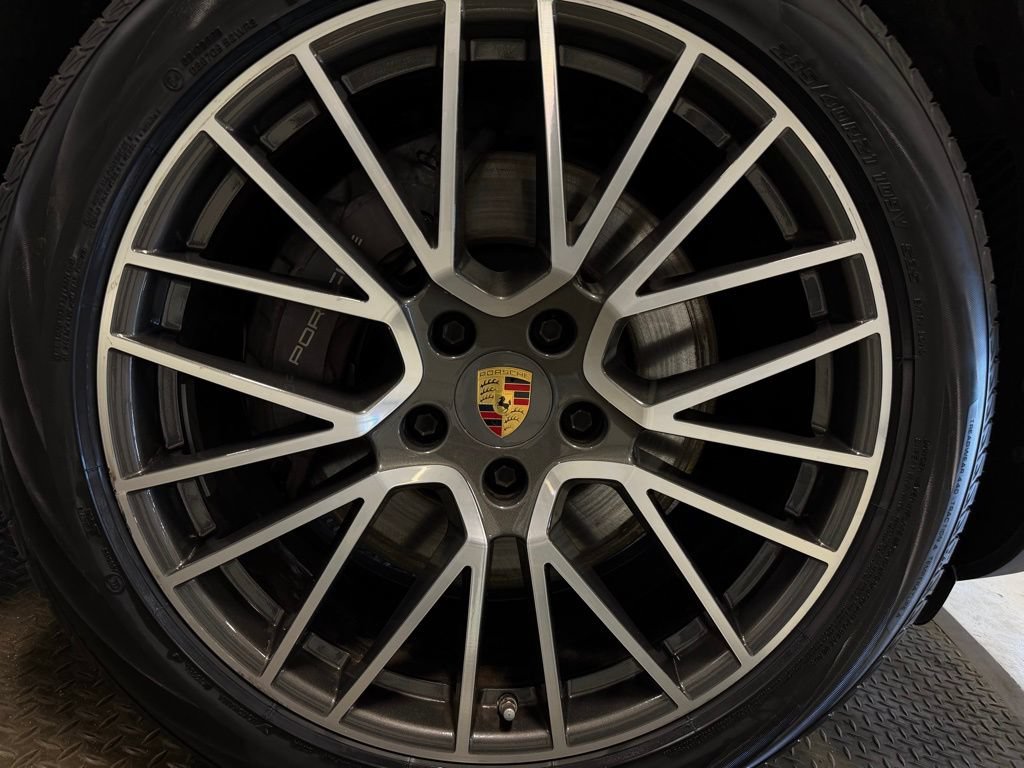 Certified 2023 Porsche Cayenne Platinum Edition AWD/4WD image 39