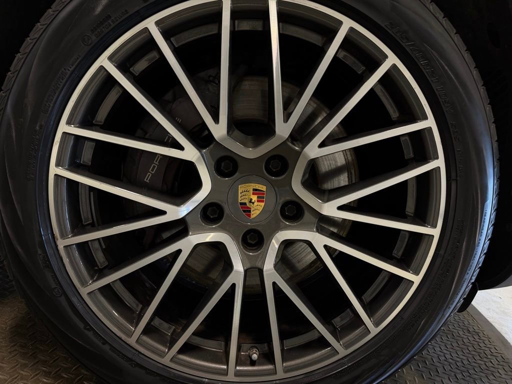 Certified 2023 Porsche Cayenne Platinum Edition image 39