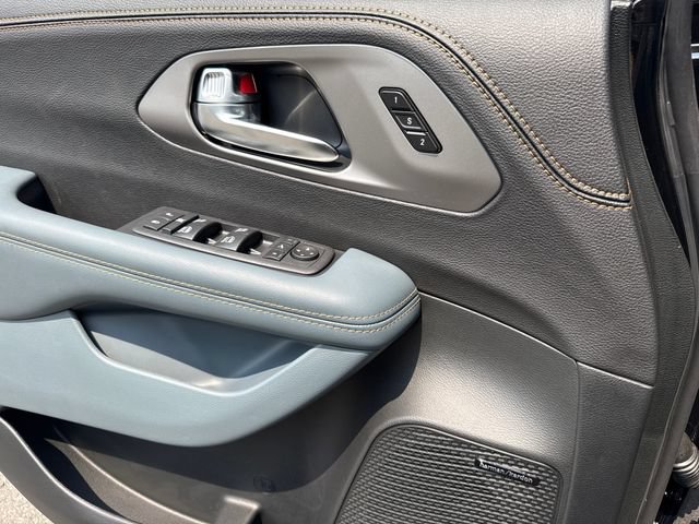 New 2027 Chrysler Pacifica Pinnacle w/ Theater Group FWD image 35