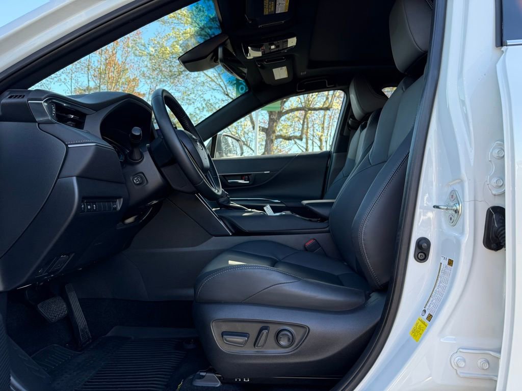 Used 2023 Toyota Venza Nightshade image 12