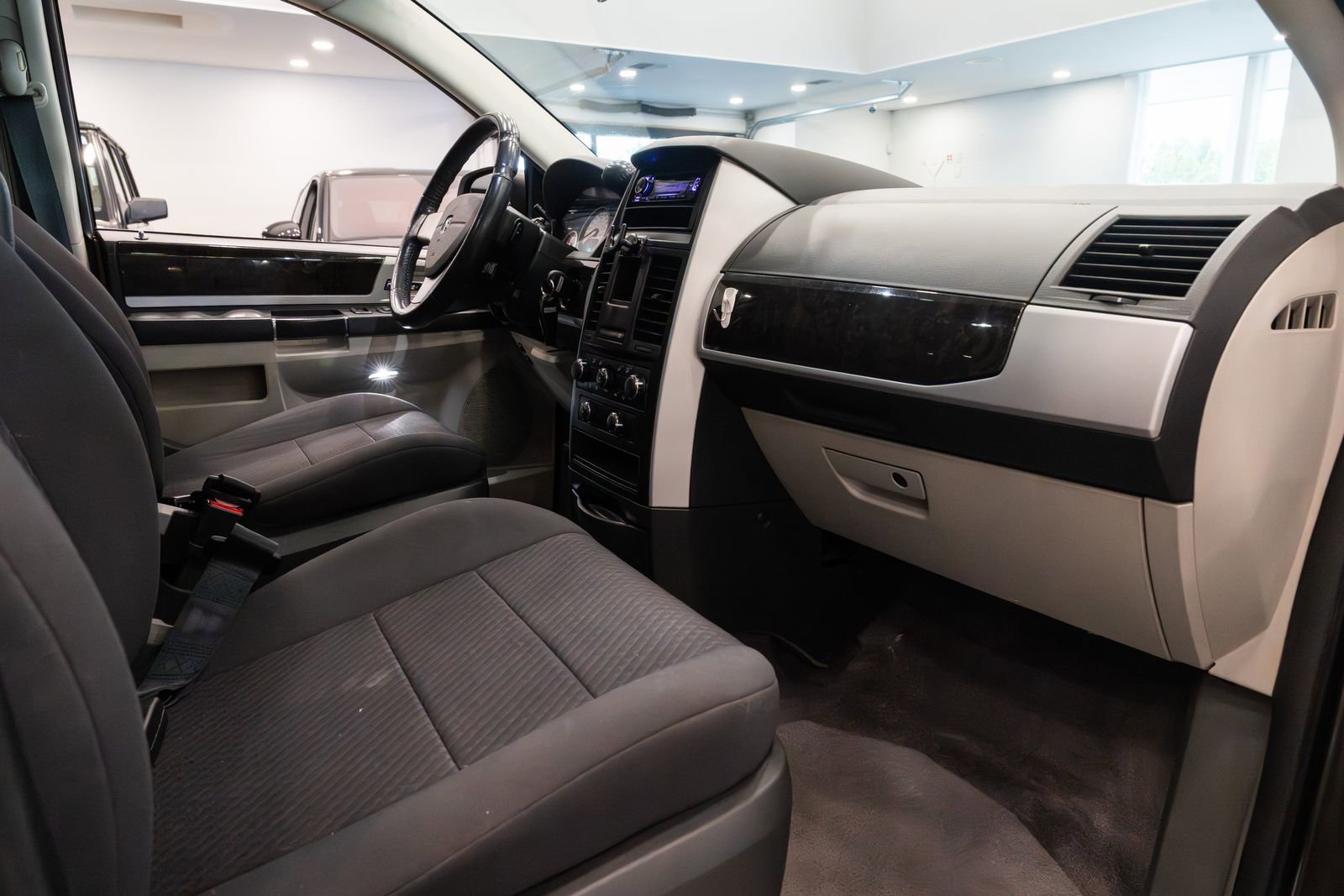 Used 2010 Dodge Grand Caravan SXT FWD image 13