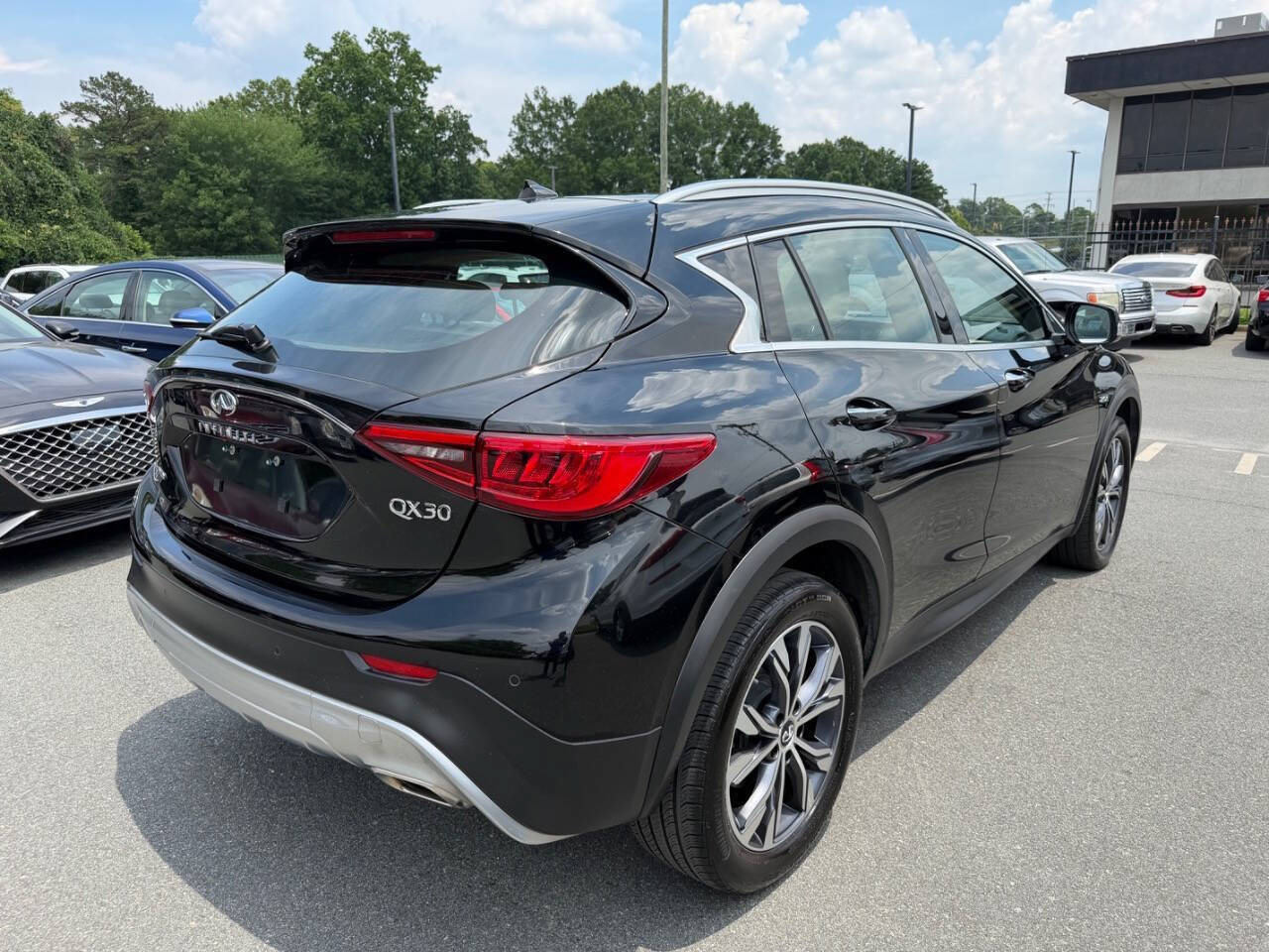 Used 2017 INFINITI QX30 Premium w/ Navigation Package AWD/4WD image 4