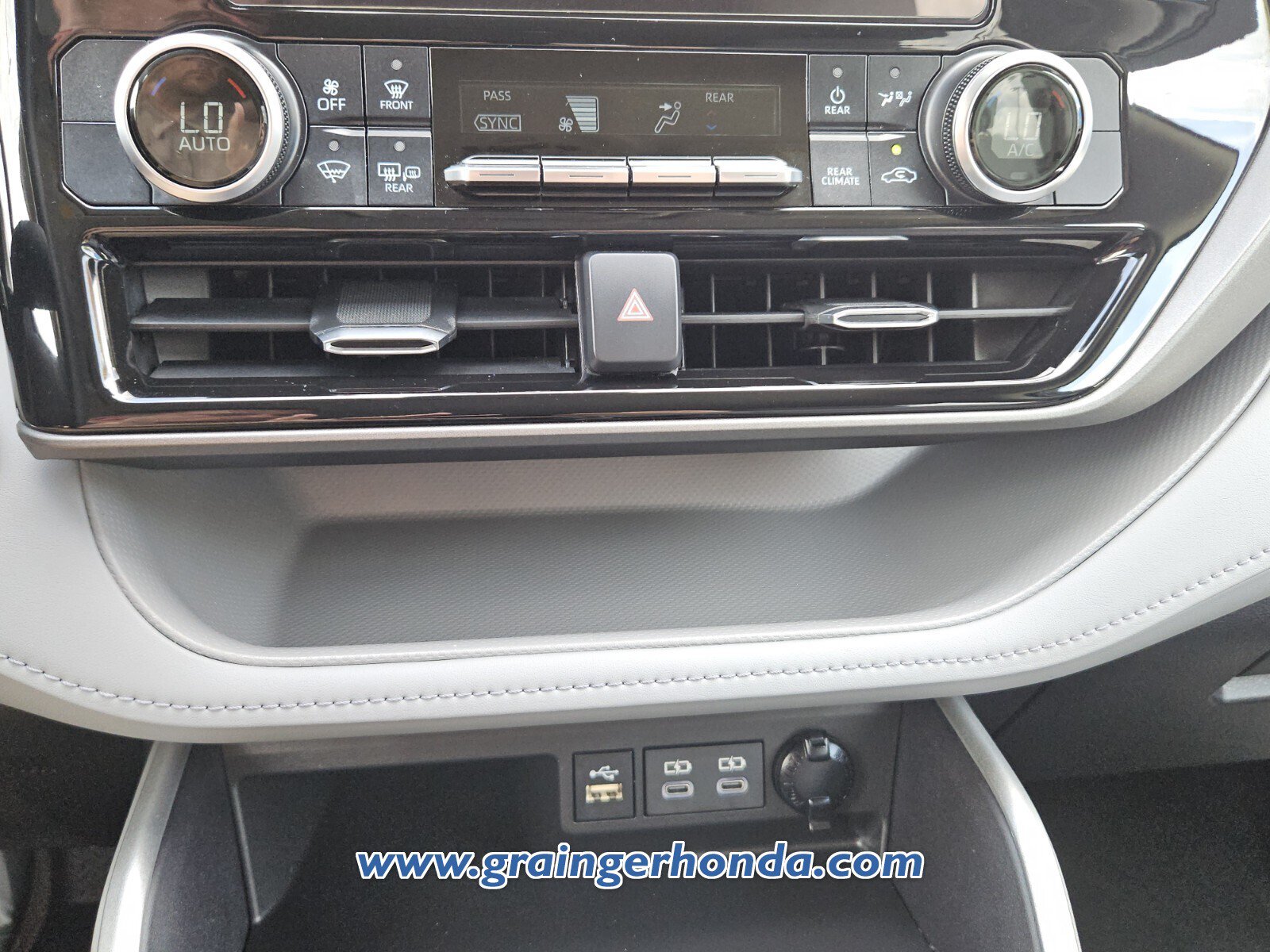 Used 2024 Toyota Highlander LE FWD image 17