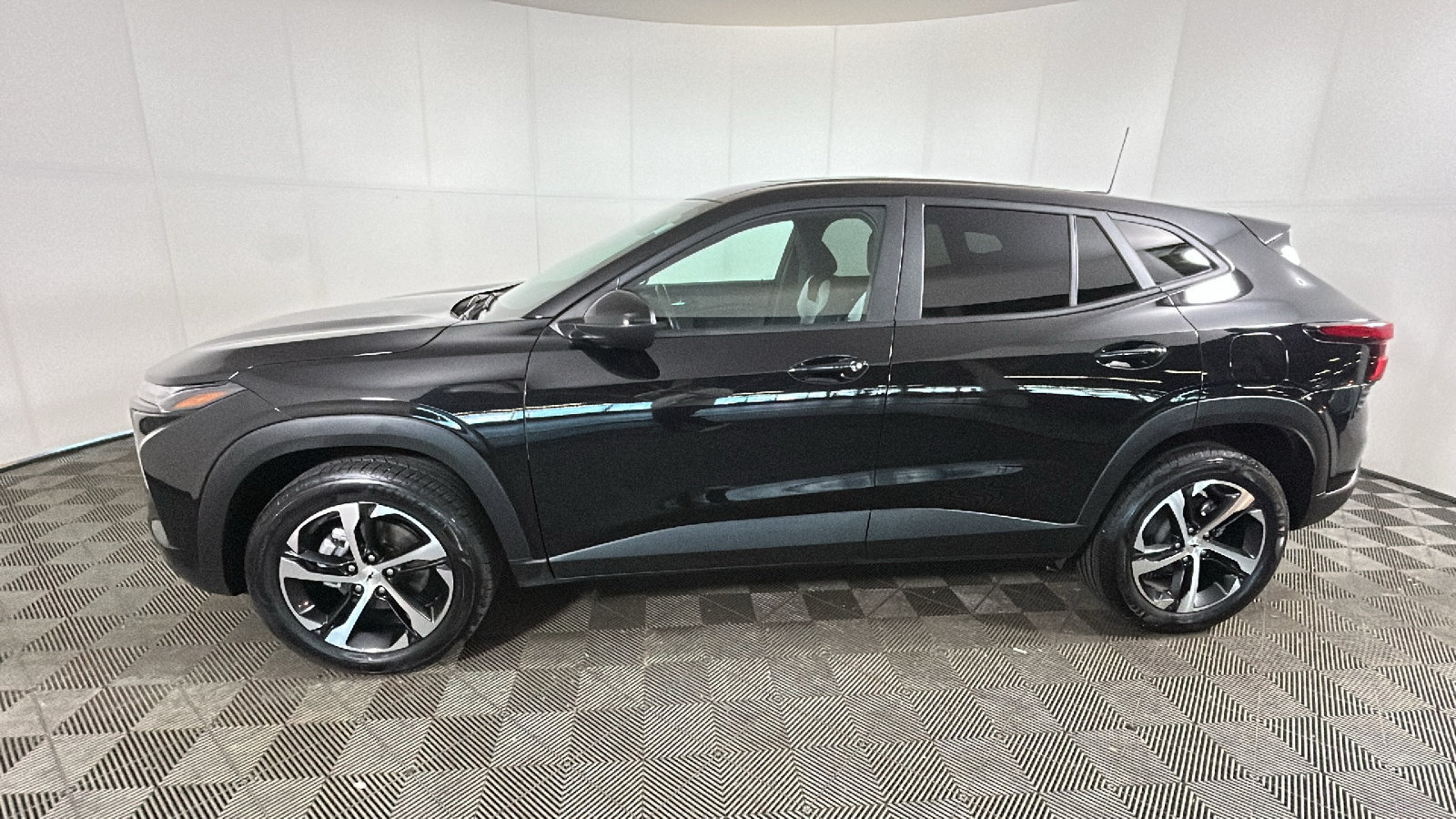 Used 2025 Chevrolet Trax RS w/ Sunroof Package FWD image 7