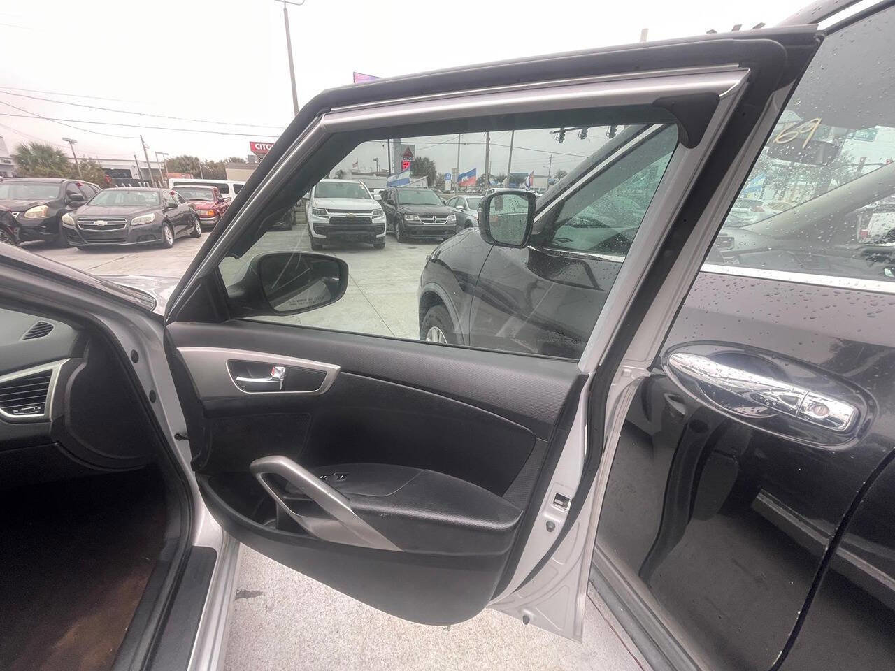 Used 2014 Hyundai Veloster image 3