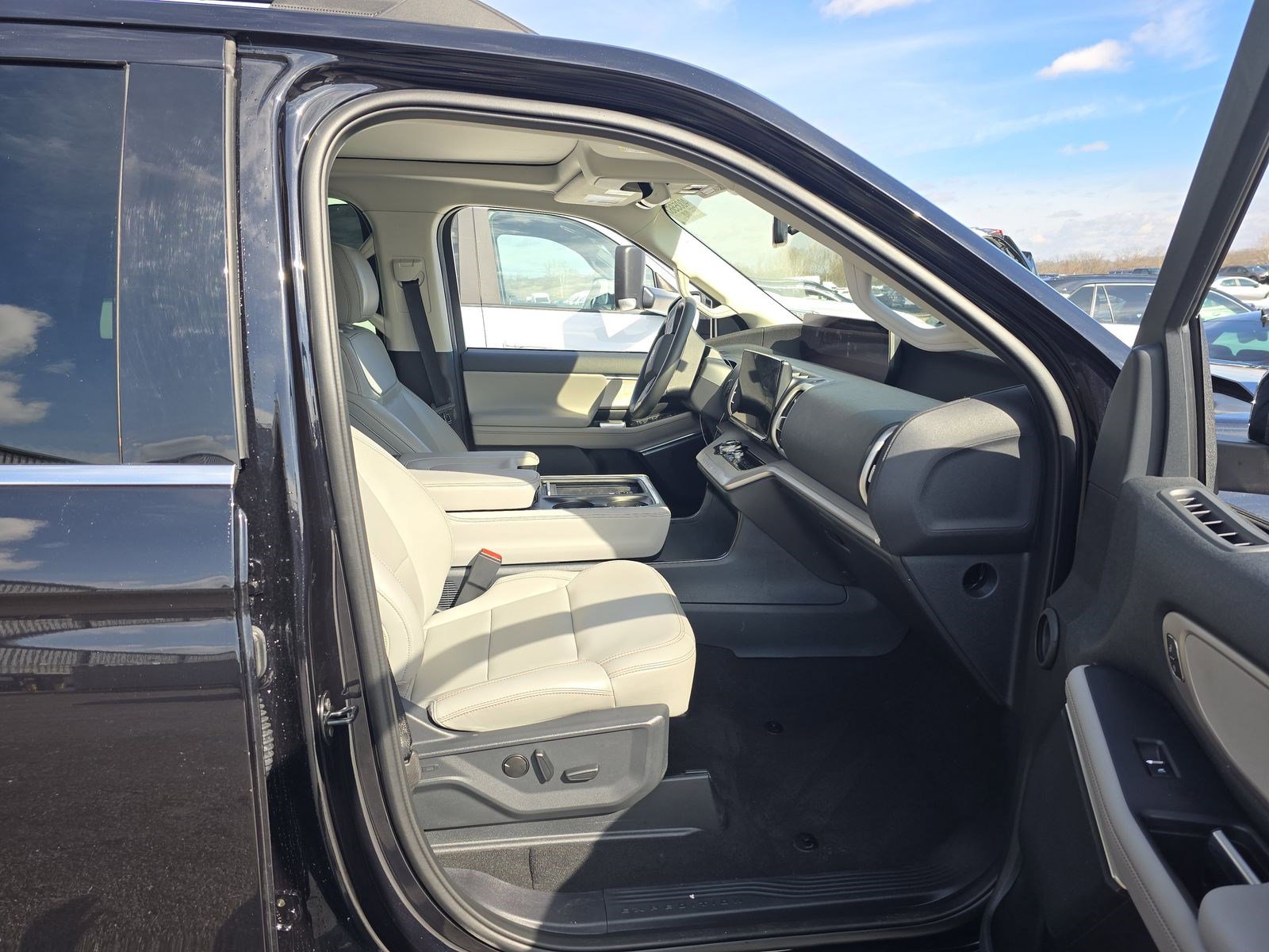 Used 2025 Ford Expedition Max Active AWD/4WD image 14