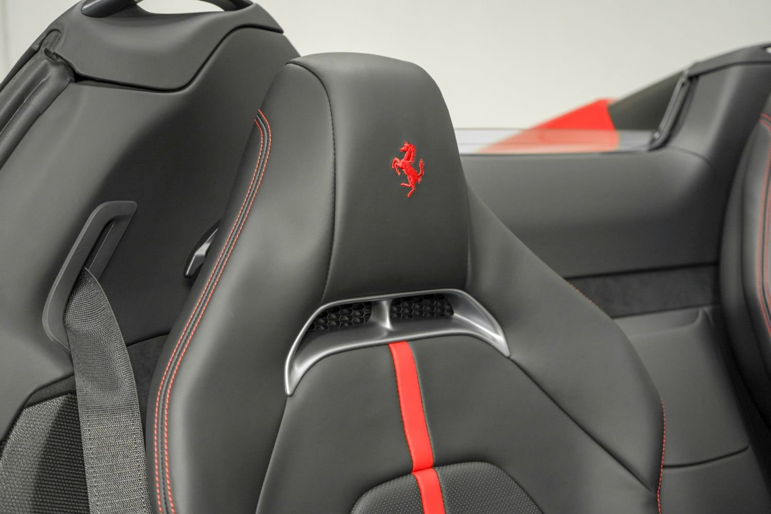 Used 2022 Ferrari SF90 Spider image 38