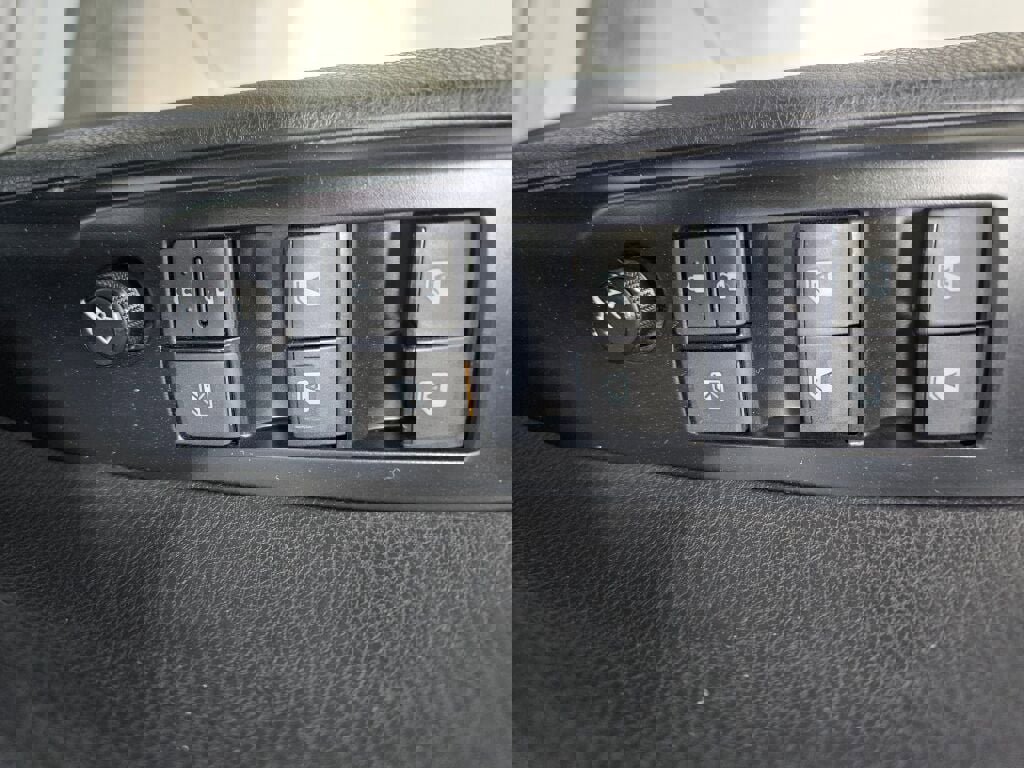 Used 2018 Toyota Camry LE image 30