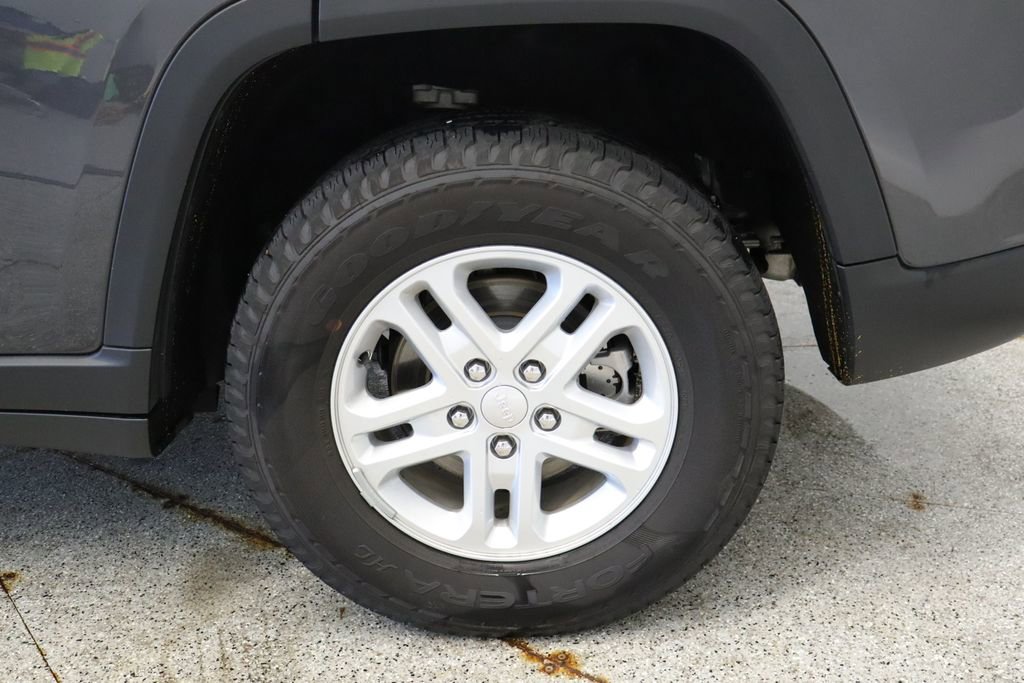 Used 2023 Jeep Grand Cherokee Laredo AWD/4WD image 15