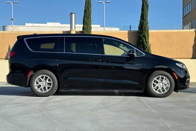 New 2026 Chrysler Pacifica Select image 3