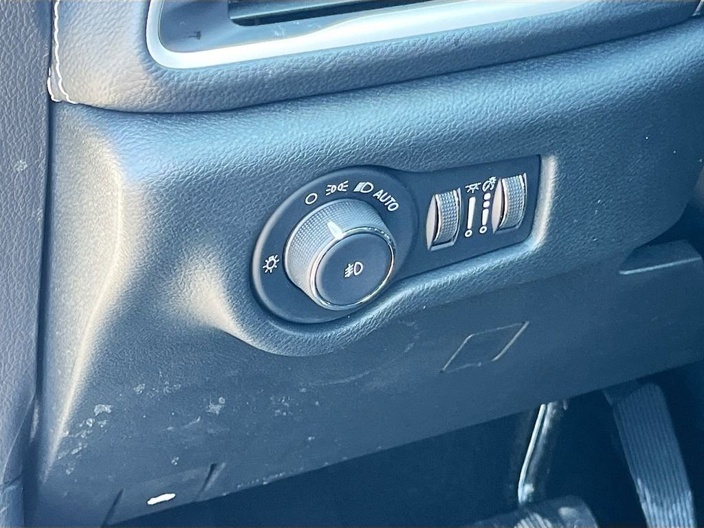 Certified 2025 Chrysler Pacifica Select w/ Uconnect Theater Family Group image 10