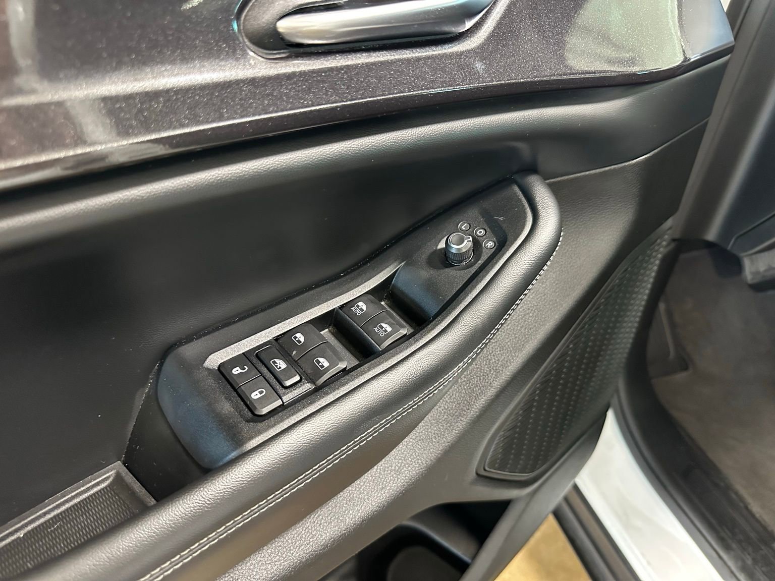 Used 2023 Jeep Grand Cherokee L Laredo AWD/4WD image 12
