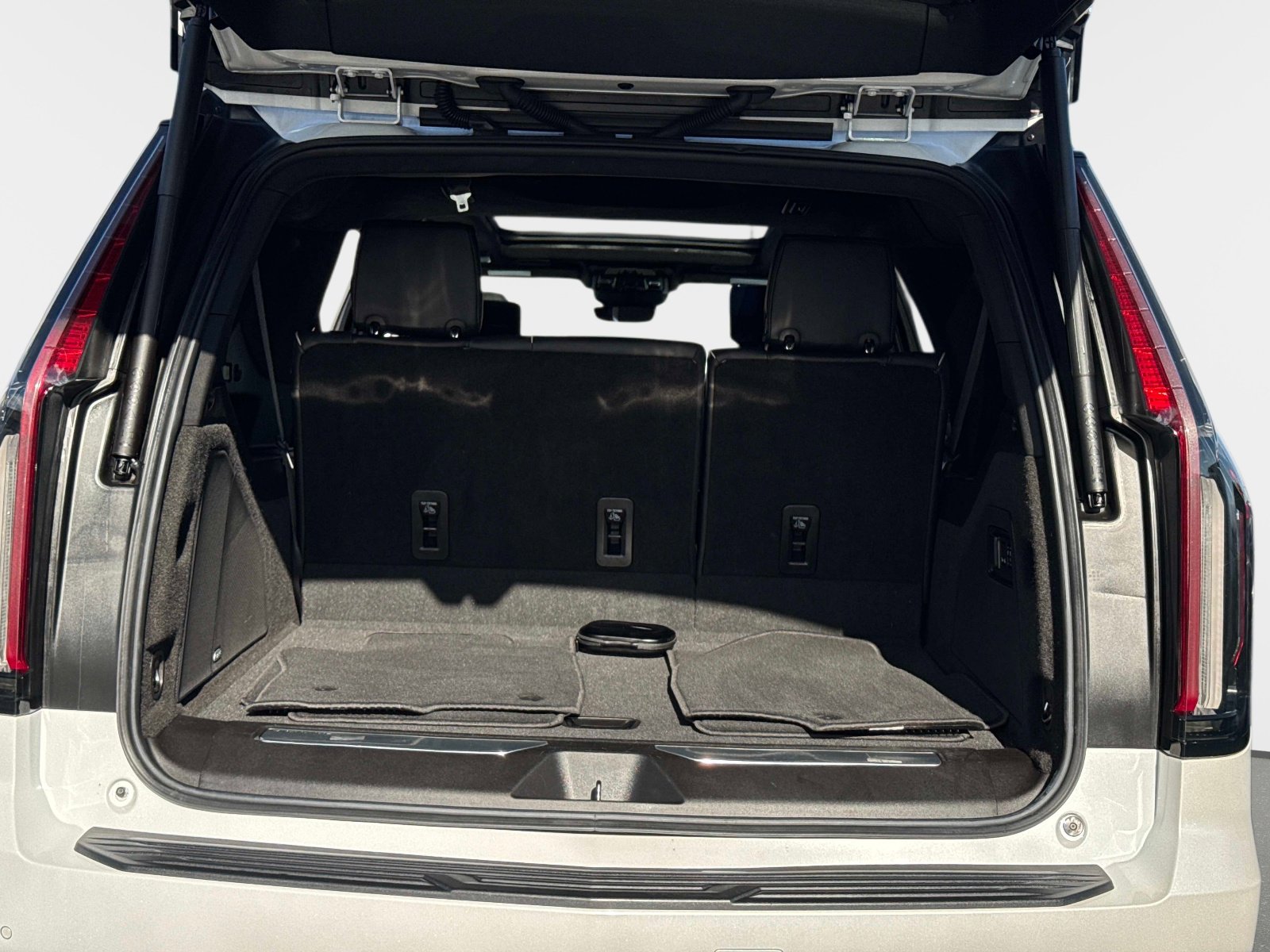 Used 2024 Cadillac Escalade ESV Sport Platinum w/ LPO, ONYX Package image 15