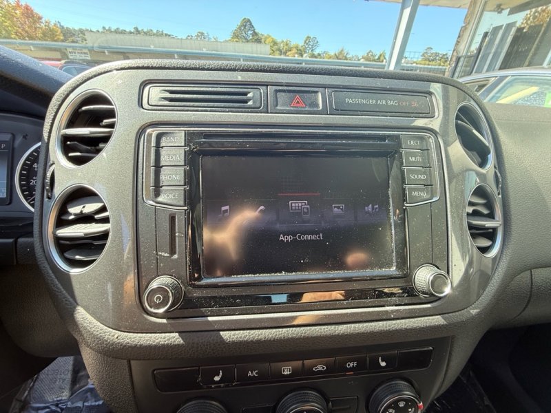 Used 2017 Volkswagen Tiguan S image 23