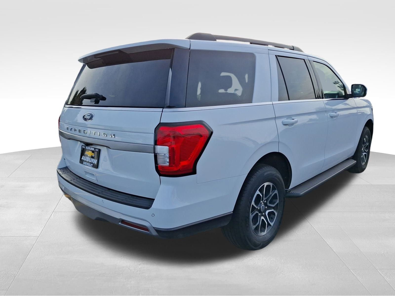 Used 2024 Ford Expedition XLT image 3