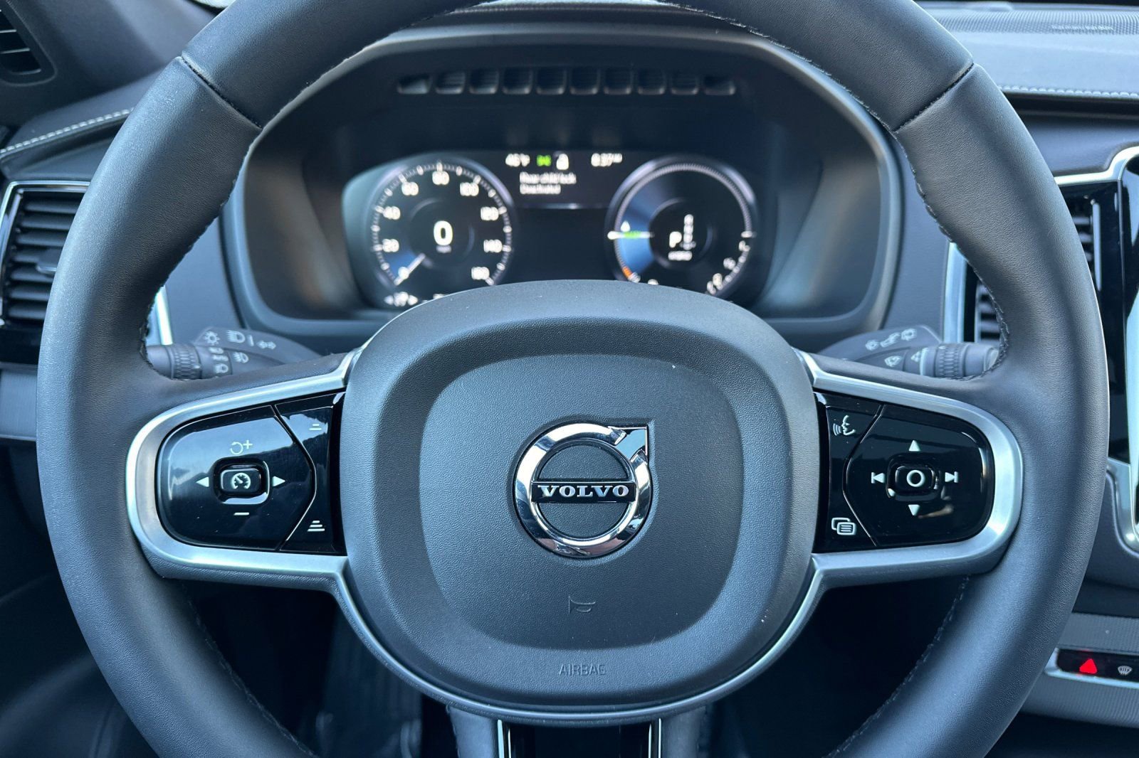 Used 2022 Volvo XC90 T8 R-Design image 26