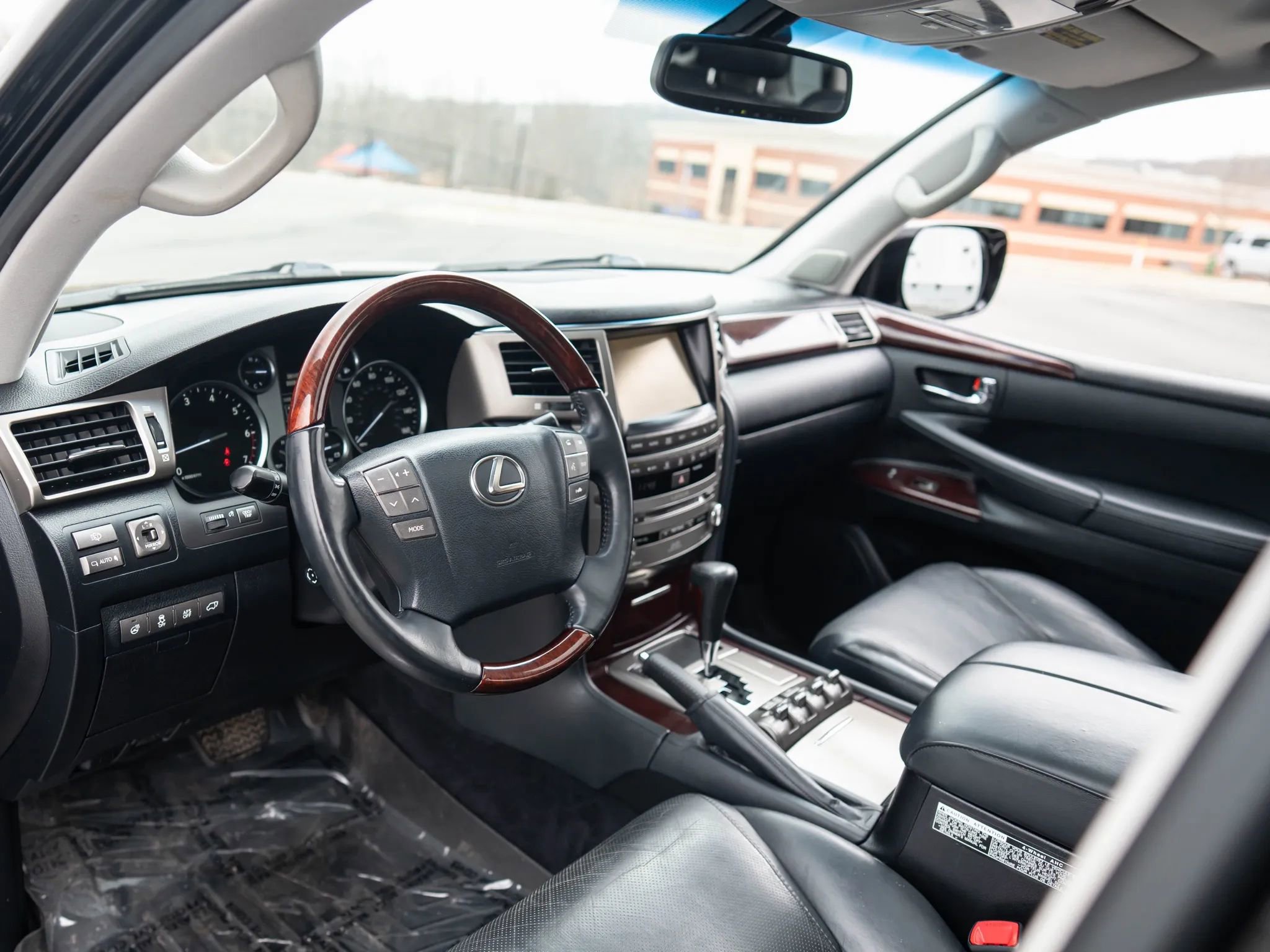 Used 2015 Lexus LX 570 4WD image 29