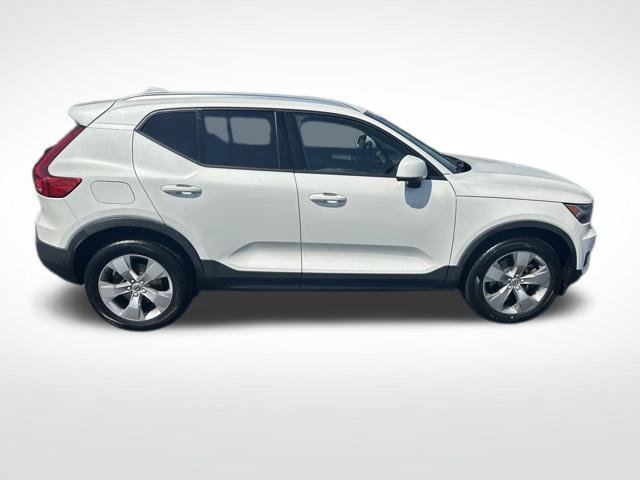 Used 2022 Volvo XC40 T4 Momentum FWD image 6