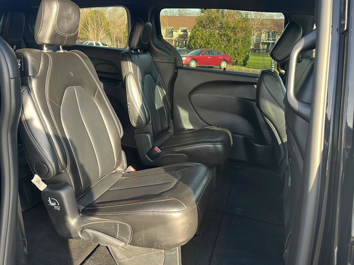 Used 2025 Chrysler Pacifica Select image 17