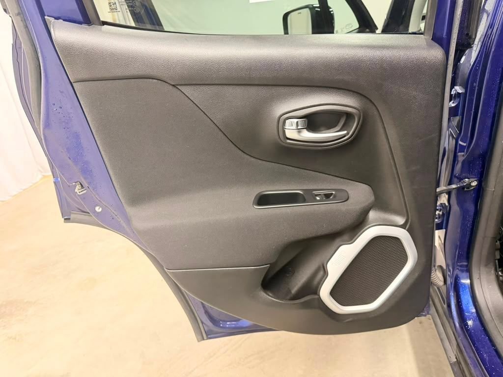 Used 2018 Jeep Renegade Latitude w/ Cold Weather Group AWD/4WD image 31