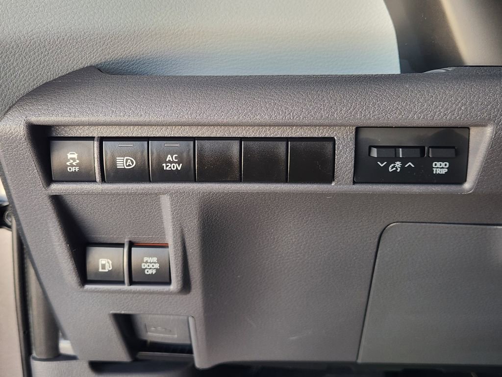 Used 2022 Toyota Sienna XSE w/ XSE Plus Package FWD image 22