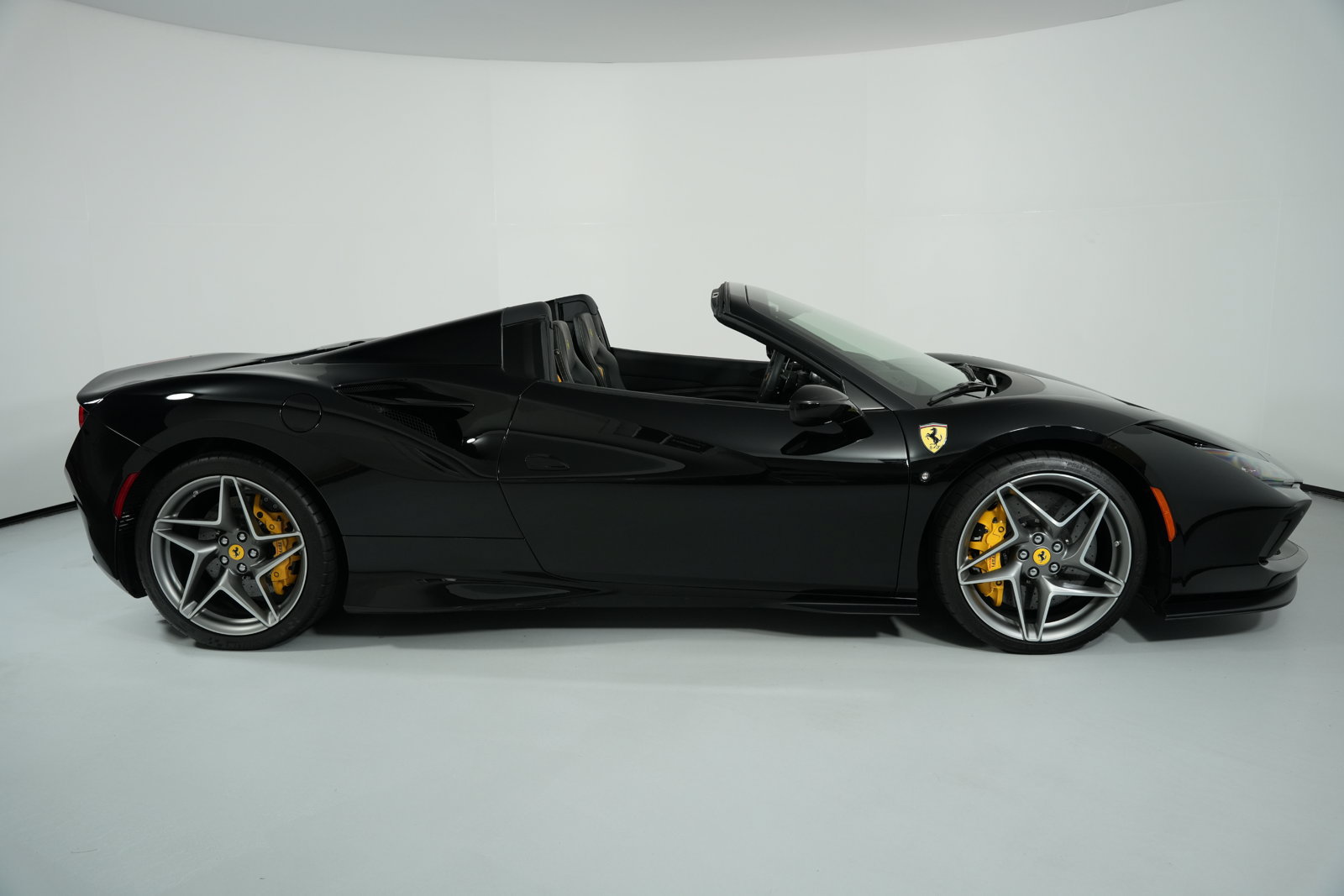 Used 2022 Ferrari F8 Spider RWD image 26