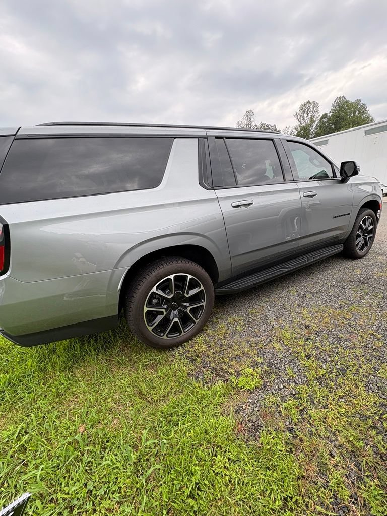 Used 2024 Chevrolet Suburban RST w/ Luxury Package AWD/4WD image 6