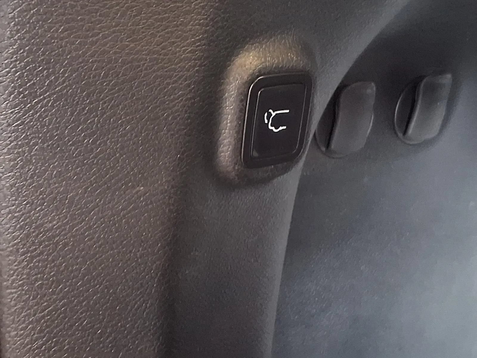 Used 2019 Jeep Cherokee Limited AWD/4WD image 7