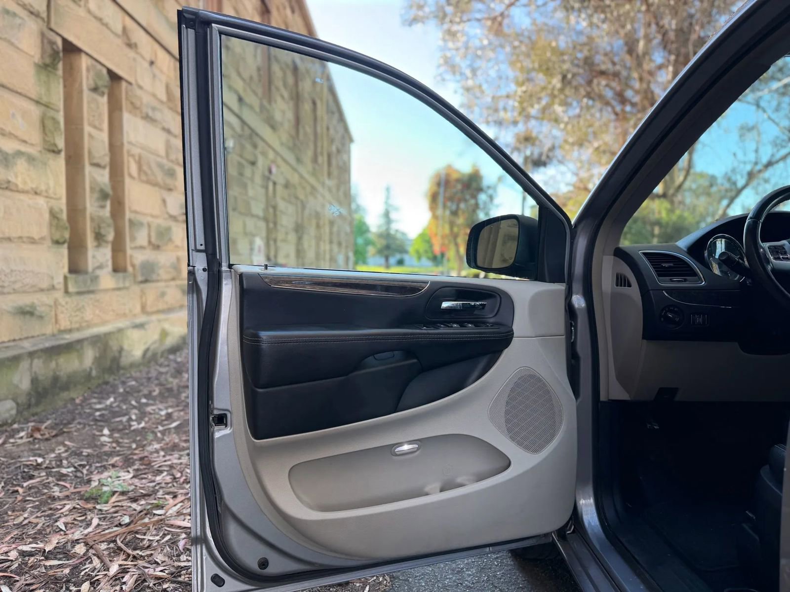 Used 2015 Chrysler Town & Country Touring FWD image 7