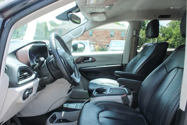 Used 2018 Chrysler Pacifica Touring-L Plus w/ Tire & Wheel Group FWD image 12
