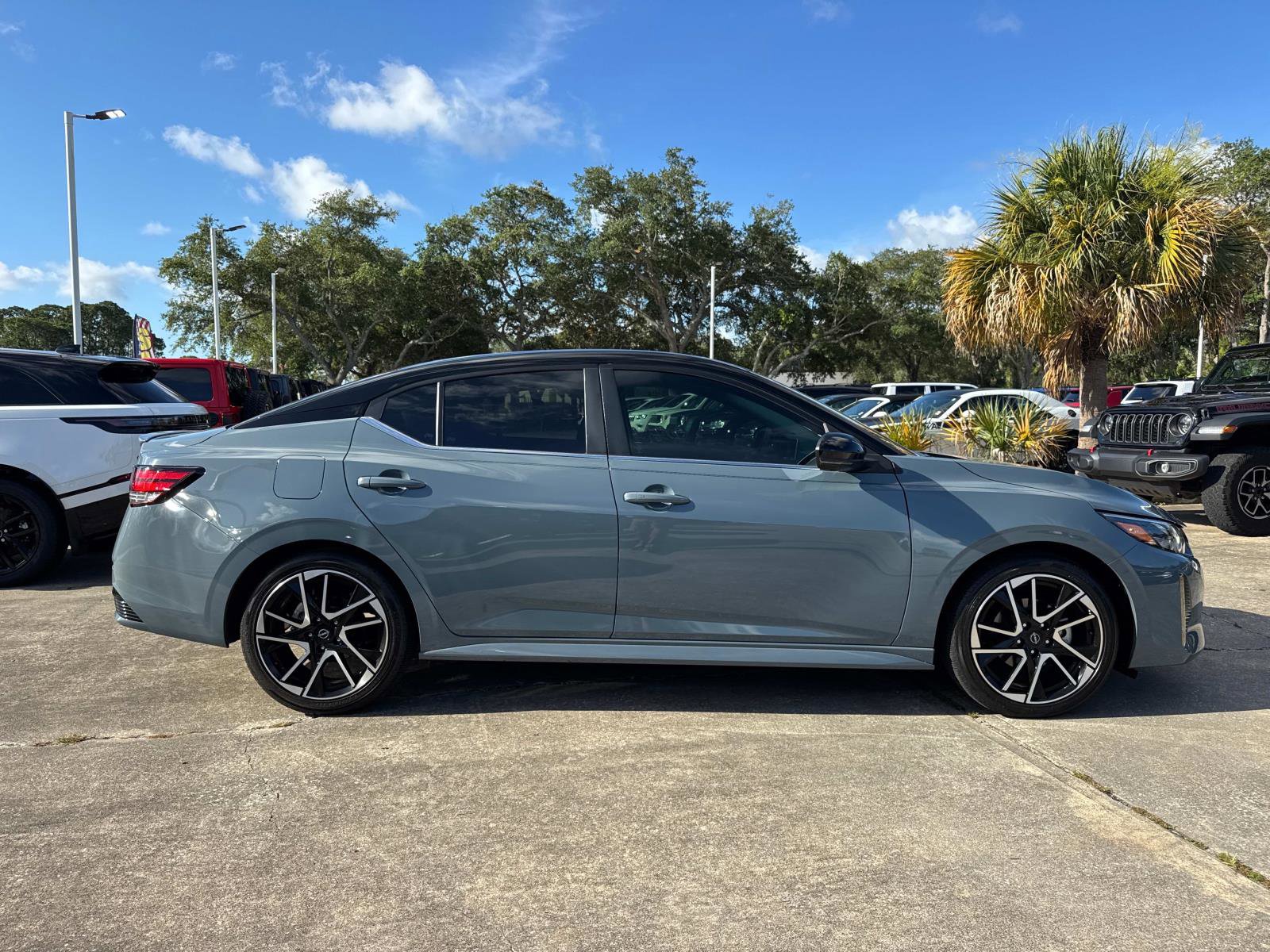 Used 2025 Nissan Sentra SR w/ SR Premium Package FWD image 2