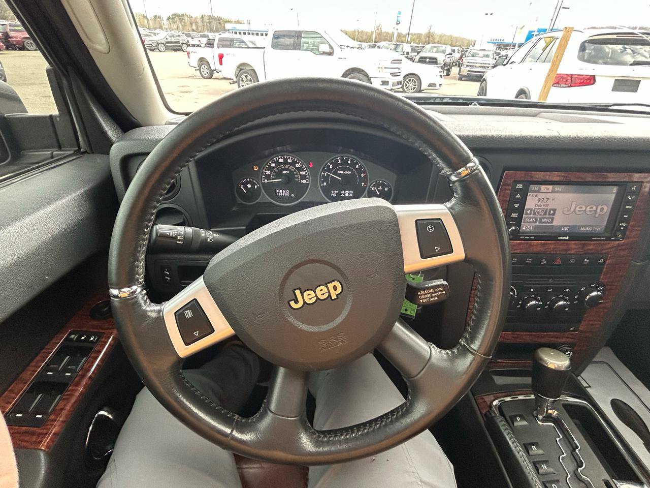 Used 2008 Jeep Commander Limited w/ Trailer Tow Group IV image 29