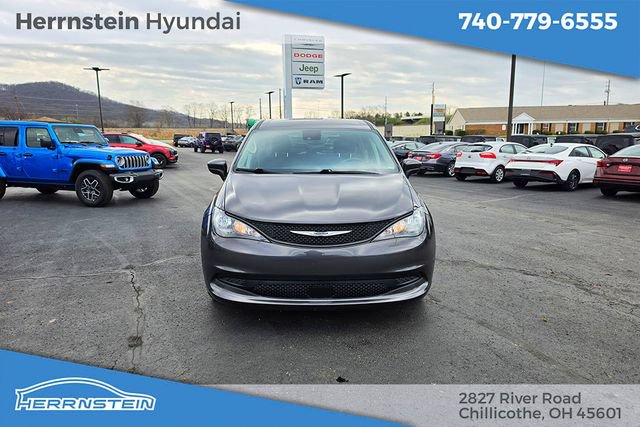 Used 2023 Chrysler Voyager LX FWD image 2