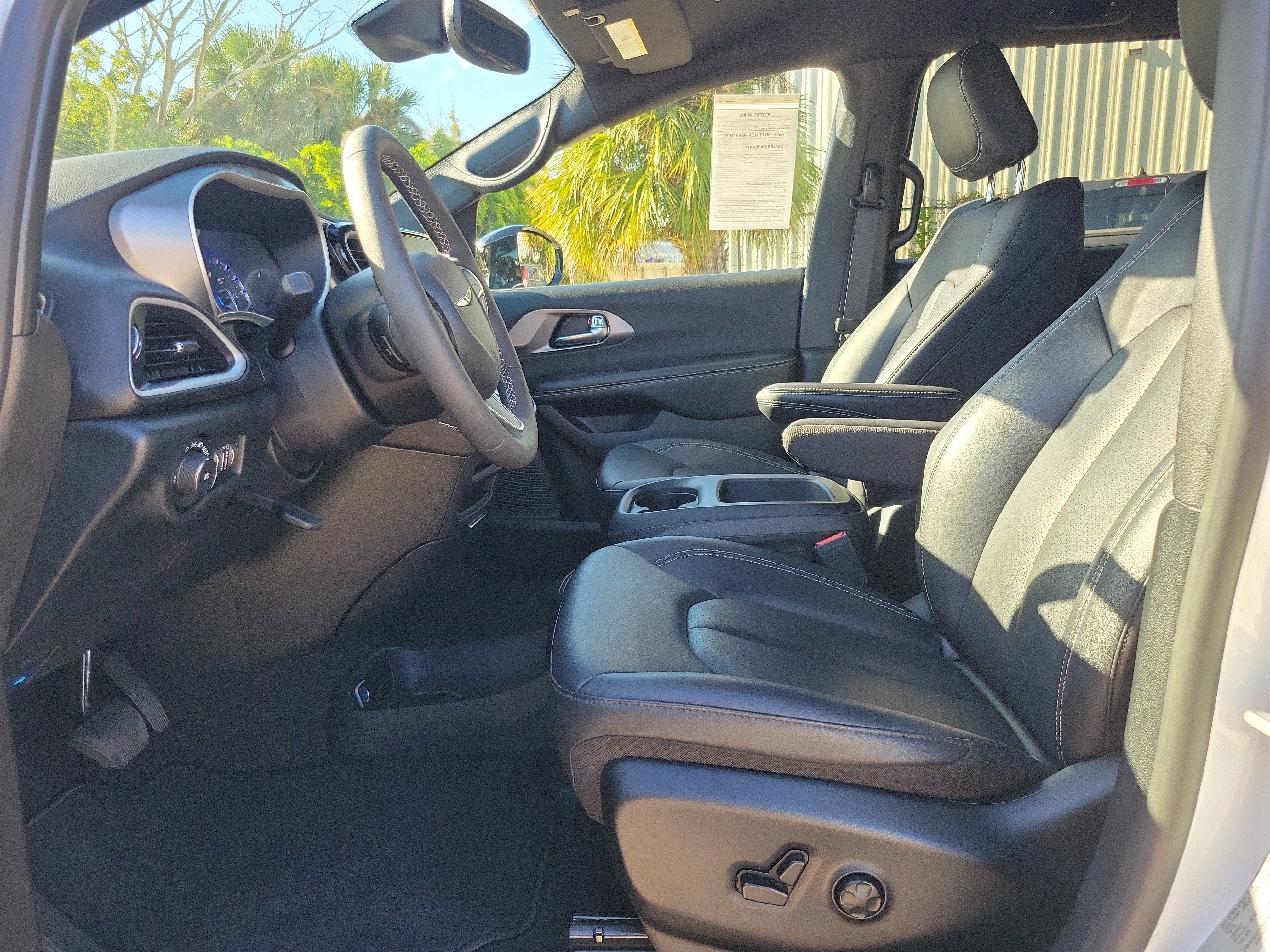 Used 2026 Chrysler Pacifica Select FWD image 11