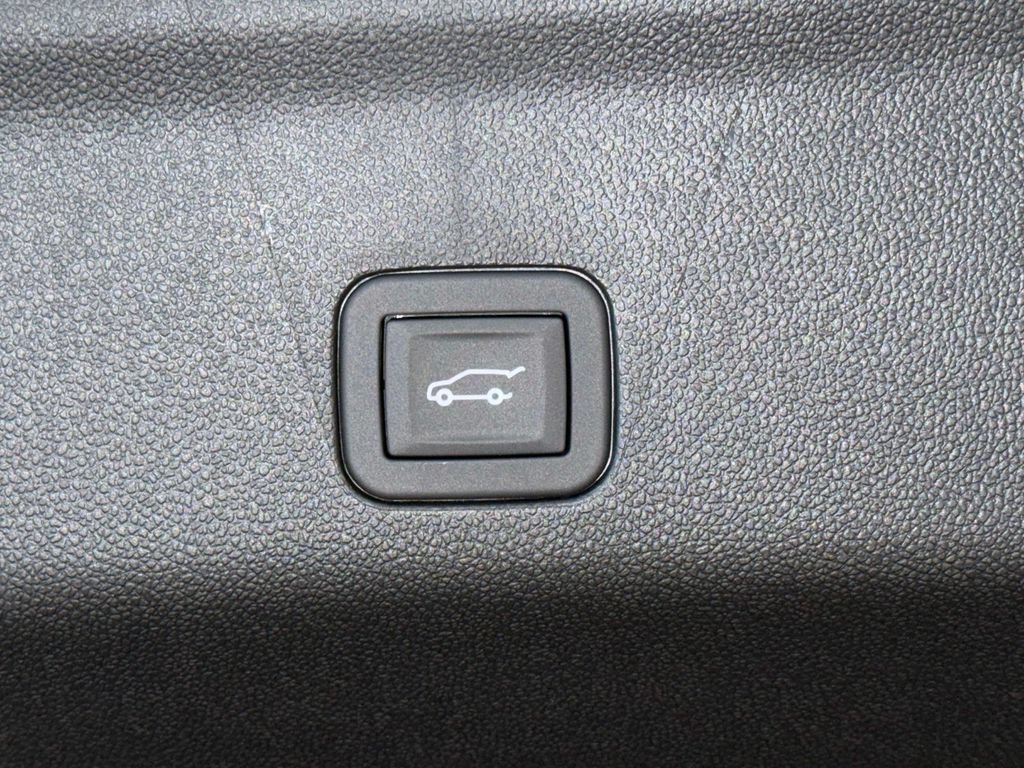Used 2026 Cadillac Escalade Luxury w/ LPO, Floor Liner Package AWD/4WD image 19