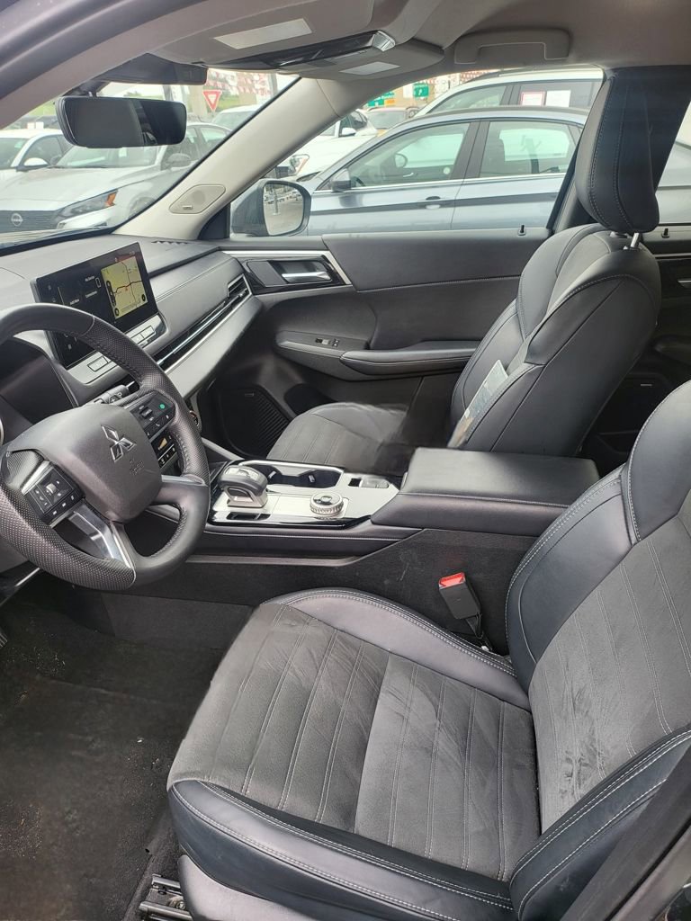 Used 2025 Mitsubishi Outlander SE AWD/4WD image 3