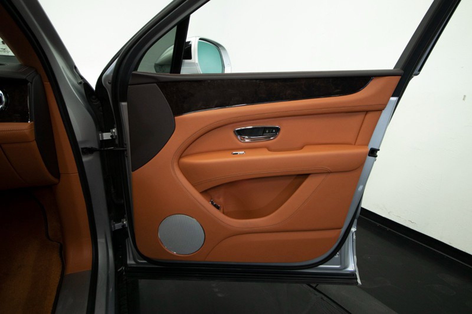 Used 2023 Bentley Bentayga Plug-In Hybrid image 51