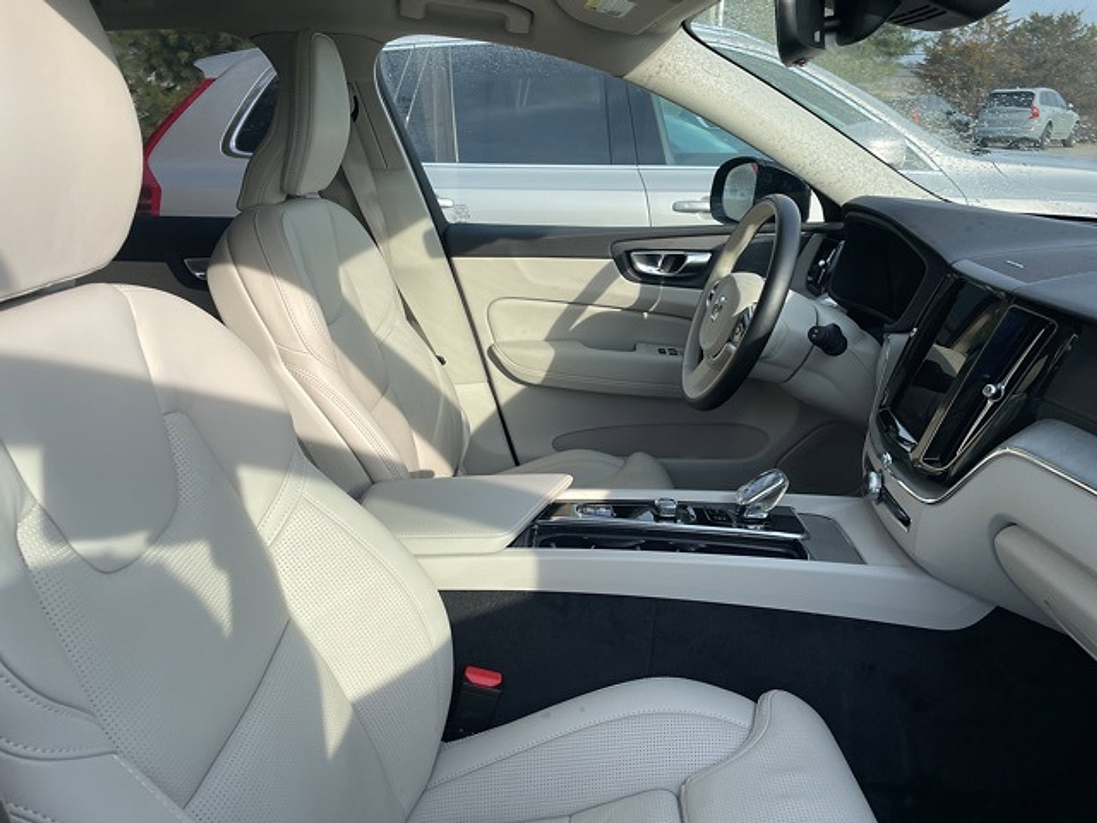 Used 2023 Volvo XC60 B5 Ultimate w/ Climate Package image 11