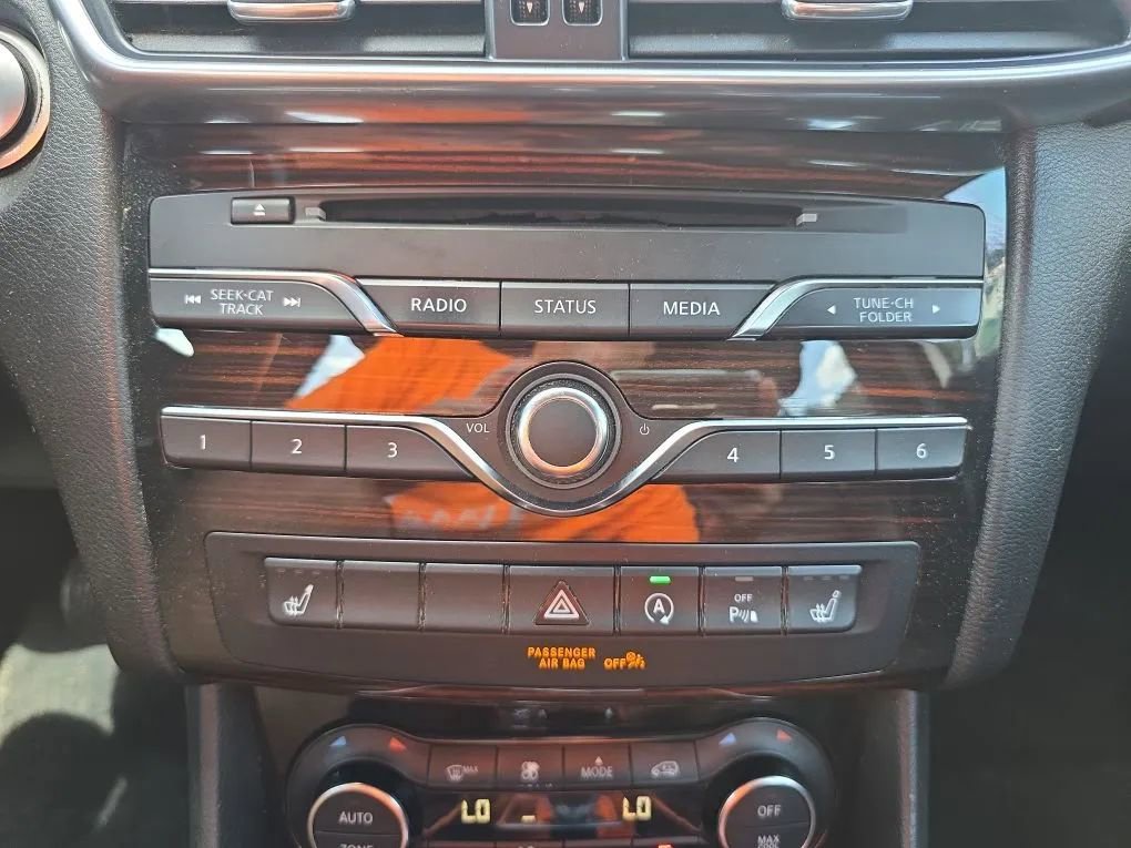 Used 2017 INFINITI QX30 Premium w/ Technology Package image 34