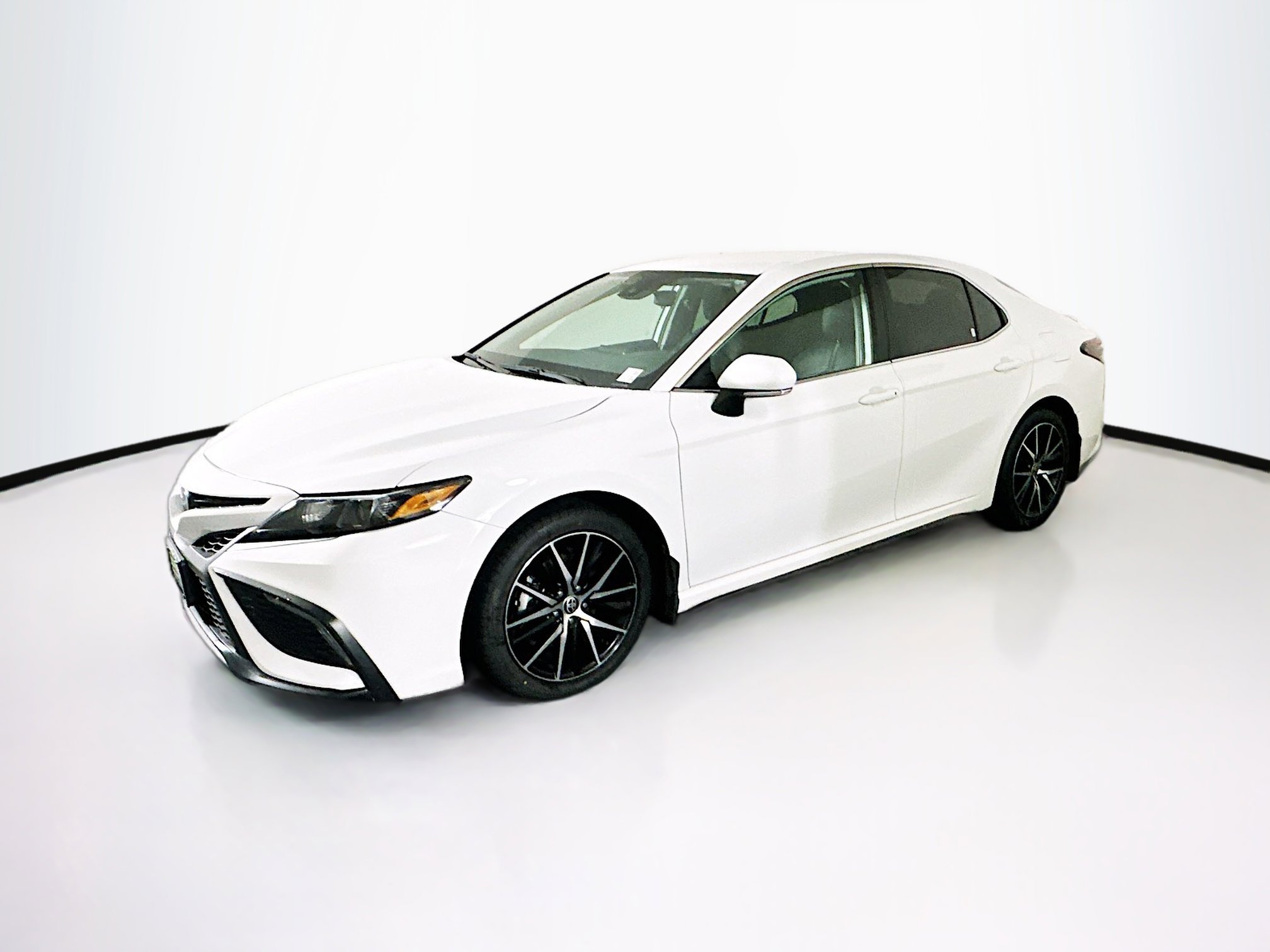 Used 2023 Toyota Camry SE image 4