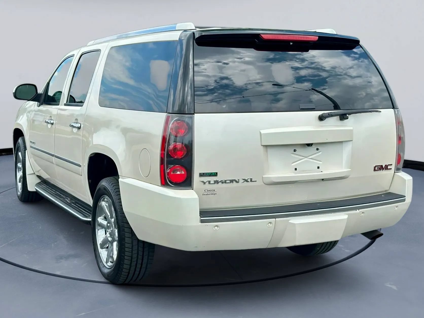 Used 2012 GMC Yukon XL Denali AWD/4WD image 5