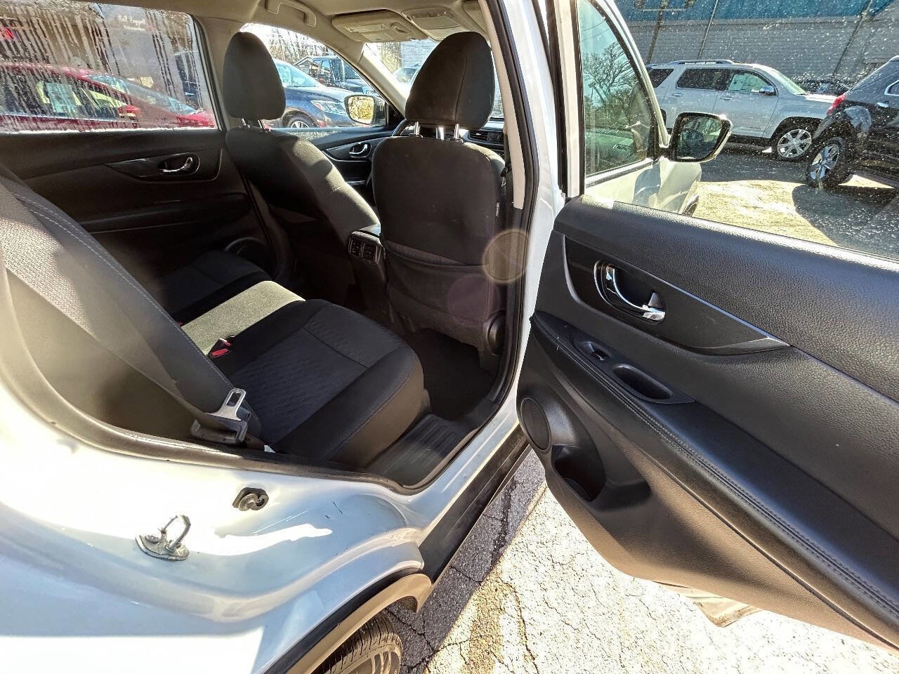 Used 2017 Nissan Rogue SV image 8