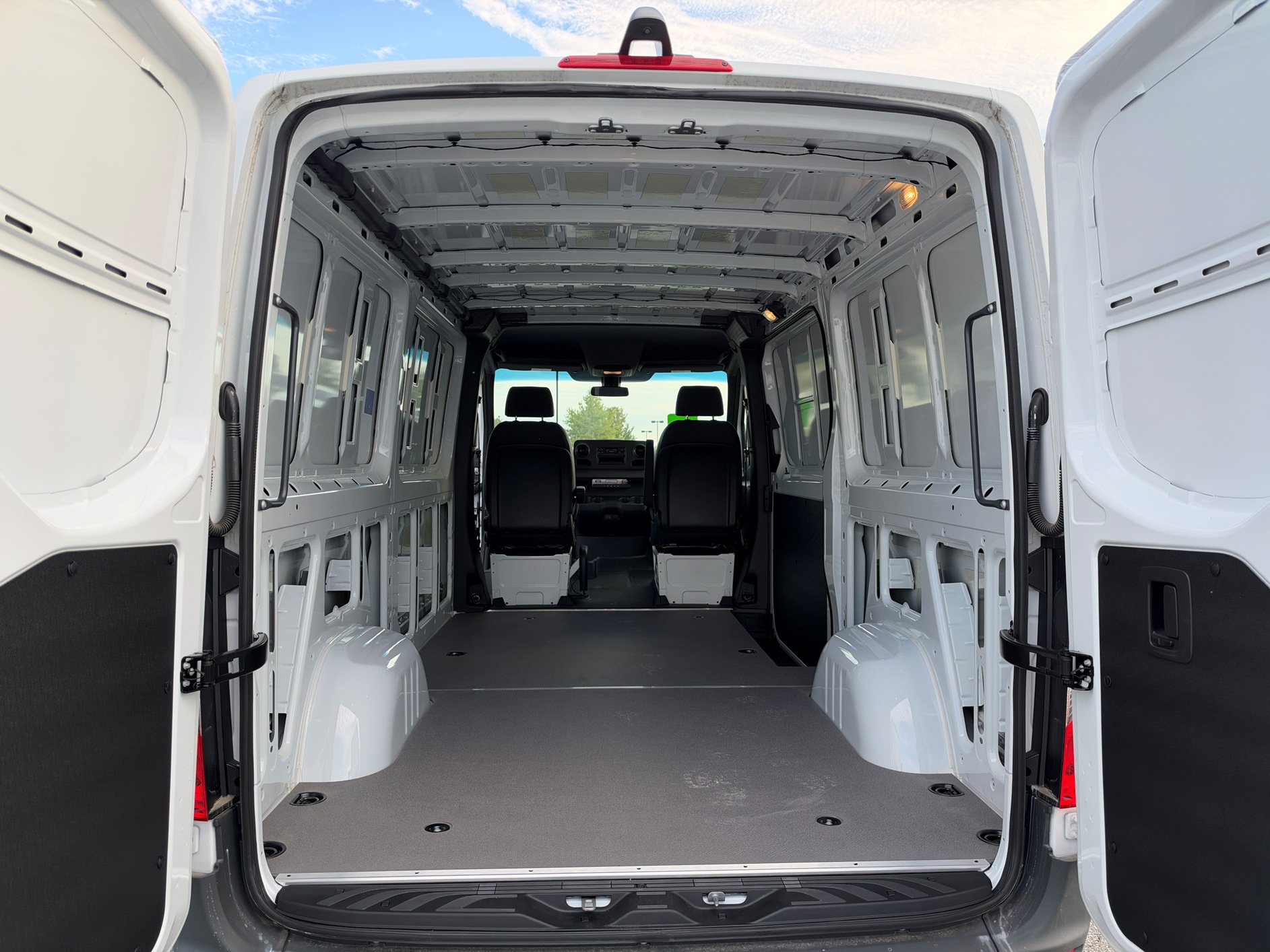 Used 2025 Mercedes-Benz Sprinter 2500 image 21