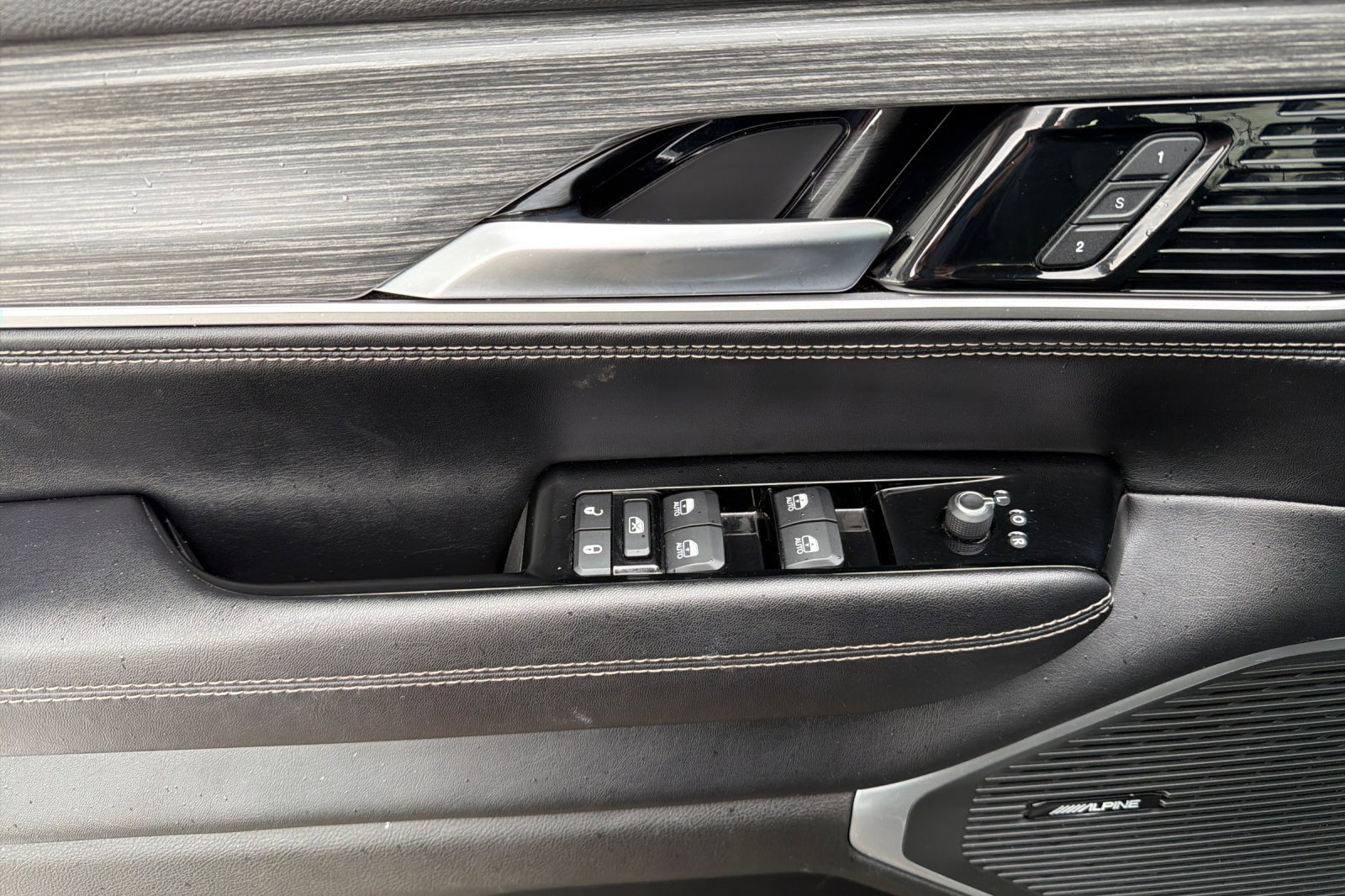 Used 2024 Jeep Wagoneer Series II w/ Flexible Seating Group image 10