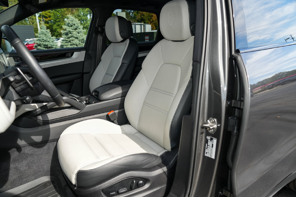 Certified 2026 Porsche Cayenne AWD/4WD image 5